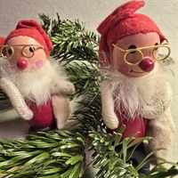 traejulefigurer-hvidt-skaeg-briller-saekke-fjeder-nikkehoveder-gammel-julepynt-